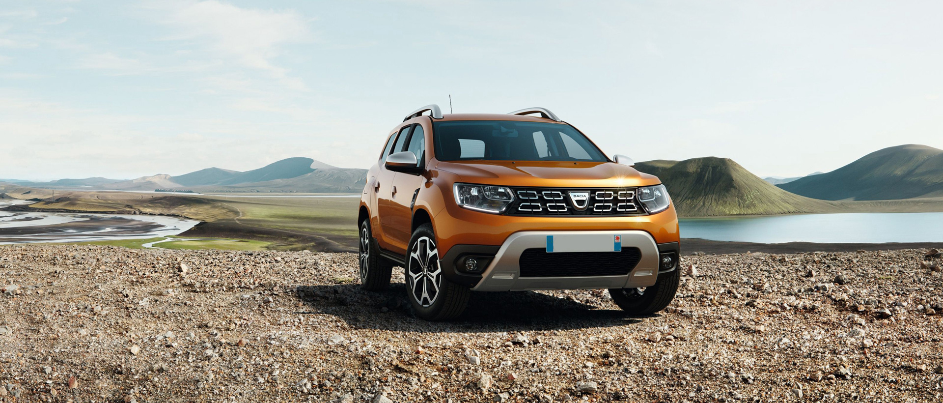 Dacia Duster v oranžové barvě zpředu